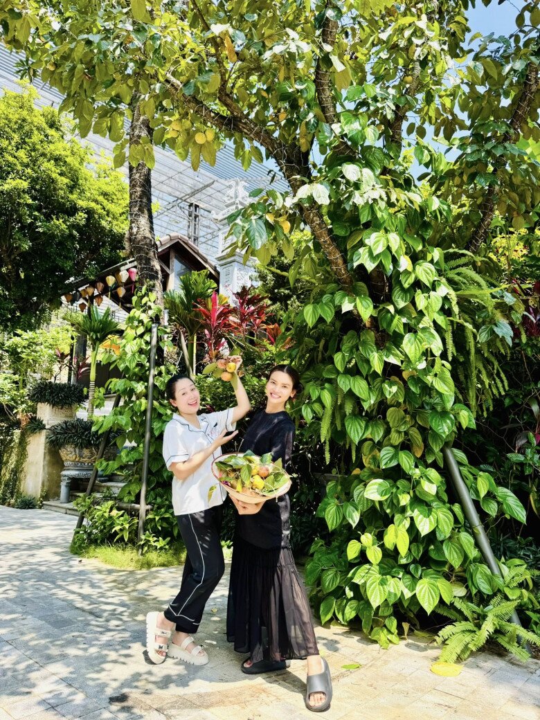 Trong ảnh được nữ ca sĩ chia sẻ, có thể thấy Thuận Thiên điện bao trùm màu xanh của cây cối và được trang trí đậm chất truyền thống với đèn lồng, giàn trầu thân thương.