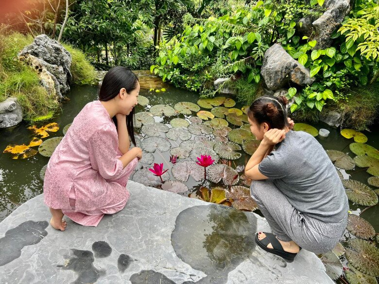 Bởi thế, hãy lải nhải chút chút thôi rồi lại ra vườn đắm say cùng hoa lá và dưỡn dẹo trước những chàng trai đang chăm chỉ xây dựng khu vườn Thuận Thiên vì Hến, nữ ca sĩ viết.