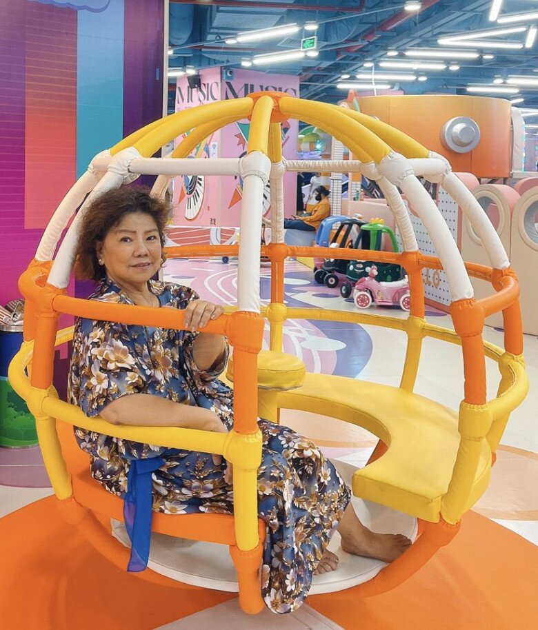 Bà vượt qua những khó khăn của bản thân để cống hiến cho sân khấu.