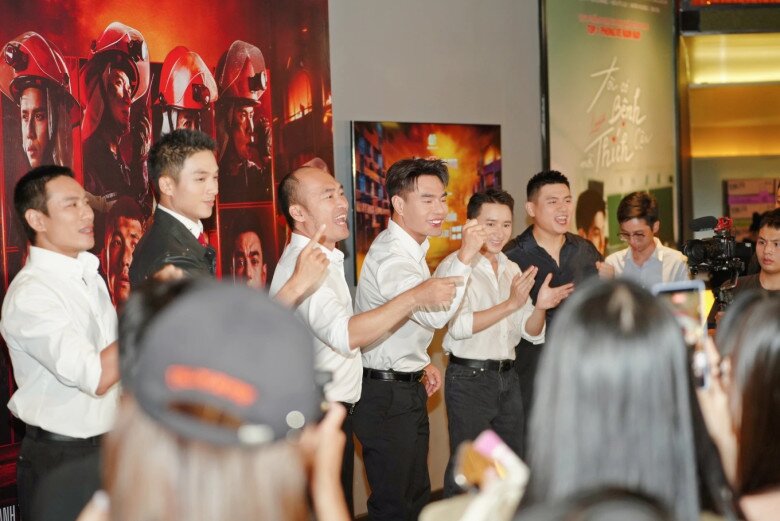 Các nghệ sĩ của chương trình trong buổi giao lưu tại Hà Nội.