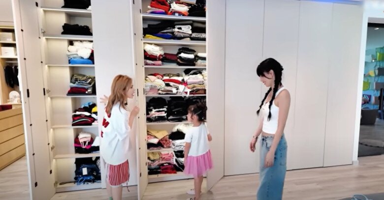 Ngọc Trinh sử dụng hệ tủ trắng đựng quần áo. Dù cô đã cho bớt quần áo khi dọn nhà nhưng vẫn còn rất nhiều. Cô cho biết: “Nhà tôi cũng đông cháu lắm, 12 đứa cháu lận”. Nhưng MisThy cho rằng với số quần áo này… 100 người cháu mới mặc hết được.