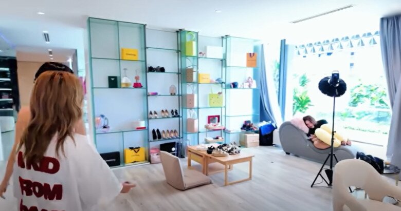 Phòng riêng của Ngọc Trinh trong biệt thự 50 tỷ: Có ghế tình yêu, gương chiếu thẳng xuống giường, phòng tắm không cửa - 13