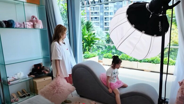 Trong lúc đang quay hình, MisThy để ý đến chị làm tóc đang nằm nghỉ trên chiếc ghế “đã đời”. Con gái nuôi của Ngọc Trinh liền nói: “Ghế tình yêu”, cô bé vẫn thường chơi “cầu tuột” ở đây.