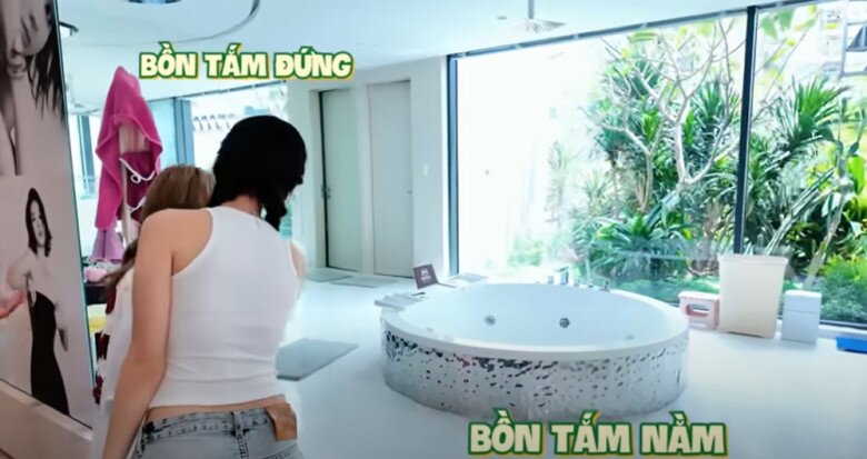 Phòng của người đẹp có cả bồn tắm nằm và bồn tắm đứng. View từ bồn tắm đầy thư giãn, vừa tắm vừa có thể ngắm nghía khu vườn xanh mát.