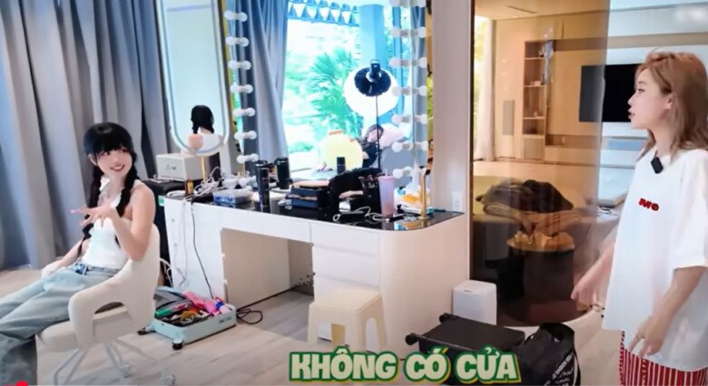 Ngoài khóa ở dưới, căn phòng của người đẹp 8x cũng có khóa riêng. 