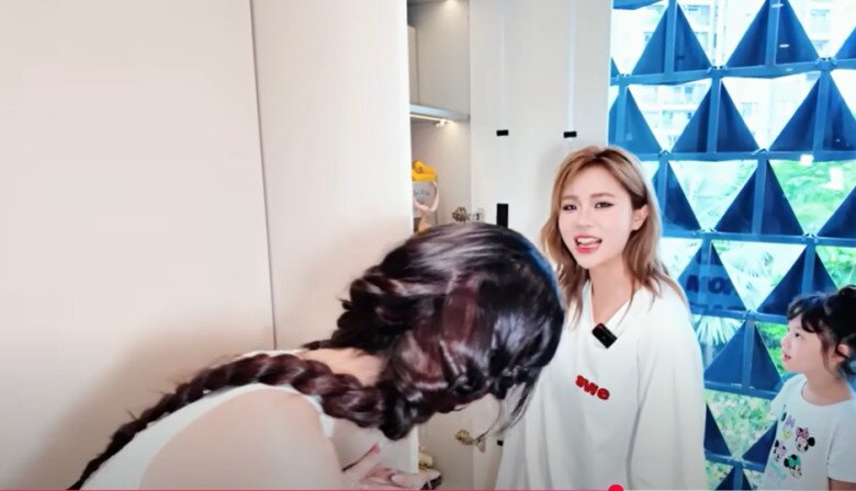 Tiếp tục dẫn nữ streamer đến những tủ đồ khác của mình, Ngọc Trinh còn cho thấy cô có những tủ riêng đựng vest, áo len rồi rất nhiều bikini…