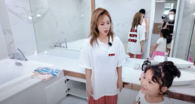 Phòng của con gái Ngọc Trinh dự định năm sau sẽ sửa. Cô bé tự xếp đồ, gấp quần áo một cách tự lập chứ không phải nhờ người giúp việc. Phòng tắm của cô bé cũng rất rộng, có phòng tắm nằm và phòng tắm đứng.