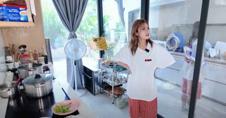 Phòng bếp trang bị nhiều loại thiết bị, có đến 3 tủ lạnh. MisThy xuýt xoa rằng view nấu ăn “chill” chẳng khác nào resort.