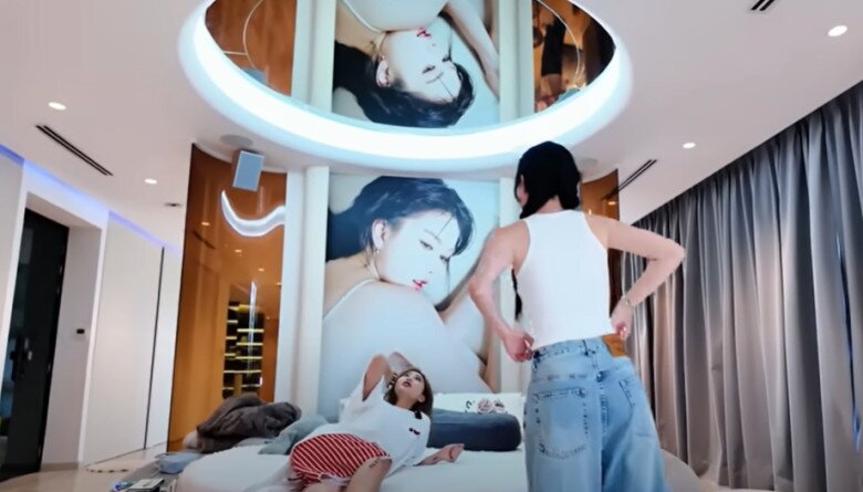 MisThy bày tỏ: “Cái đó cũng kỳ á, ví dụ bạn trai chị qua, tự dưng thấy chình ình trên này như là gương chiếu yêu, nhờ lúc đó anh ấy cũng ngại”. Ngọc Trinh liền cho rằng: “Đã vô tới khúc phòng ngủ là qua cái khúc ngại đó rồi!”