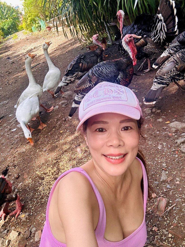 Bà mẹ 3 con selfie cùng đàn gà tây, vịt và ngỗng trong khu vườn rộng lớn. Không gian nuôi thả tự nhiên giúp đàn gia cầm phát triển khỏe mạnh, lông mượt, dáng đẹp.