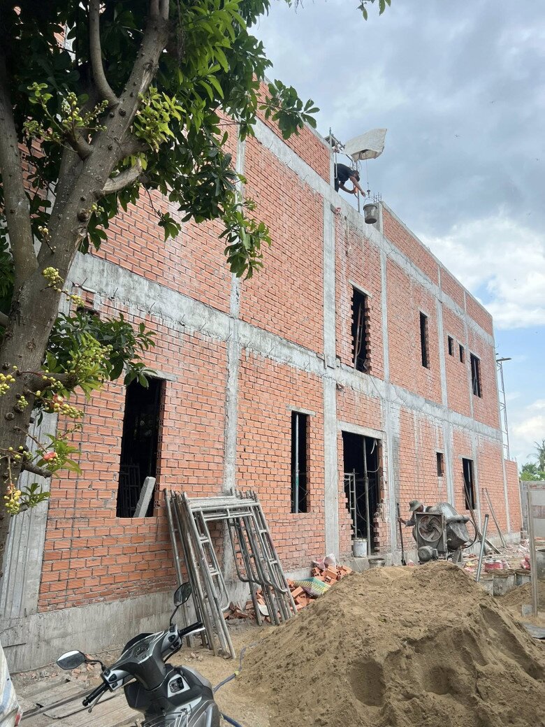 Nhà mới có diện tích 130m2 sẽ gồm gồm trệt, một lầu và sân thượng, đủ phòng cho đại gia đình gần 10 thành viên. Nhìn bức ảnh, ai cũng thốt lên: Nhà bề thế quá, Bự thật, Rất tuyệt vời... Có thể thấy đó là một căn nhà tầng kiên cố, được bố trí khá nhiều phòng.