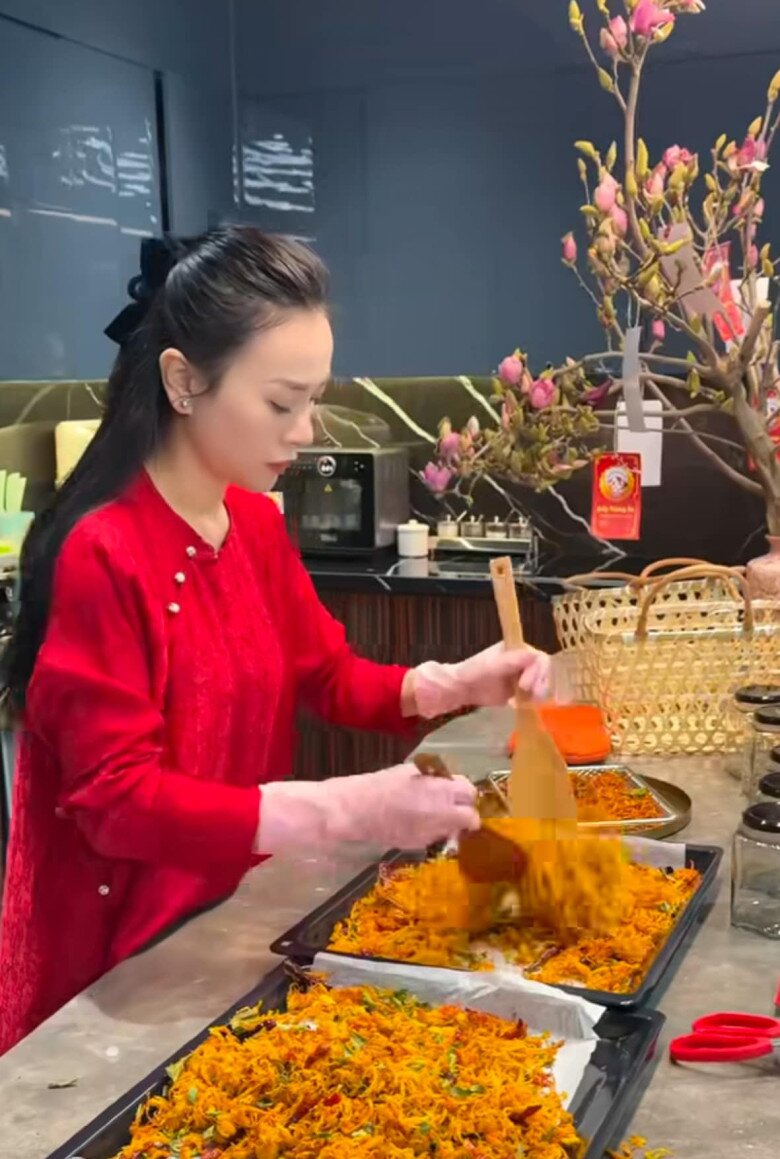 Nam đại gia đã tự hào khi thấy vợ vào bếp làm quà quê tặng cho mọi người. Nữ diễn viên “Quỳnh Búp Bê” đã xinh đẹp, khéo ăn khéo nói còn đảm đang, hay làm khiến chồng thêm mê.