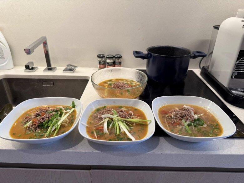 Bản thân nam doanh nhân cũng sành nấu ăn. Hồi Tết anh chia sẻ vào bếp ở Dubai nấu món phở bò để cùng vợ thưởng thức.