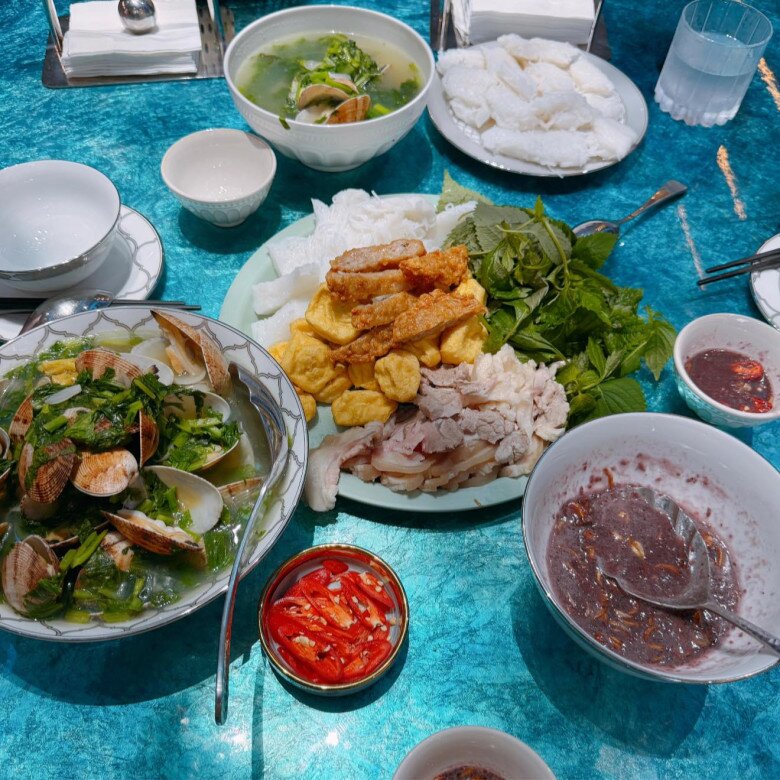 Shark Bình từng khoe nhiều món ăn dân dã do vợ trẻ thực hiện. “Khi bạn nói thèm bún đậu” là liền được bà xã làm cho ăn. Phương Oanh không chỉ chỉn chu trong cách nấu mà cả khâu chính bày, thế nên khi ông xã chụp ảnh món ăn, cô liền bắt lỗi: “Mắt tôi chỉ va vào miếng thịt luộc bị thò ra khỏi mẹt kia”.