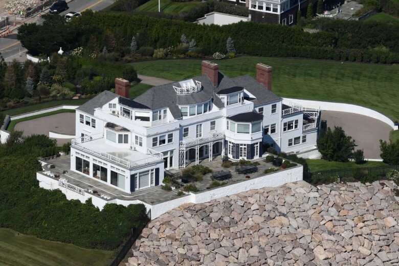 Taylor Swift xuất hiện tại khu bất động sản của cô ở Rhode Island. Nằm ven biển Watch Hill, căn biệt thự này là nơi diễn ra các bữa tiệc 4th of July huyền thoại.