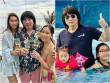 Bố ruột NSƯT của siêu mẫu Hà Anh: Vẫn là "bố bỉm" phong độ tuổi 70, không ngại chung khung hình với vợ cũ
