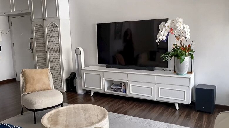 Vậy mà giờ đây, khi chính cô từ bỏ căn penthouse rộng hơn 300m² ở trung tâm để dọn về nhà đất vùng ven, nhiều người bất ngờ, thậm chí bật cười và hỏi: “Thảo bị điên à?”