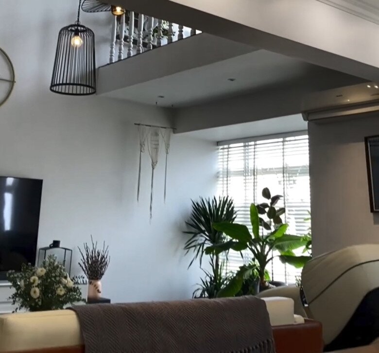 Đơn giản vì cô muốn trải nghiệm một kiểu sống hoàn toàn khác, cho bản thân và cho cả những đứa con. Sau hơn 20 năm “lơ lửng giữa không trung”, Thảo chuyển hẳn xuống mặt đất.