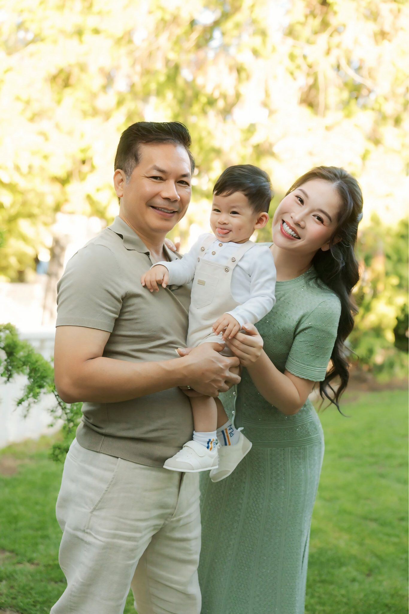 Trong mắt vợ, Shark Hưng không nói nhiều, không phô trương nhưng là người chồng vững chãi.