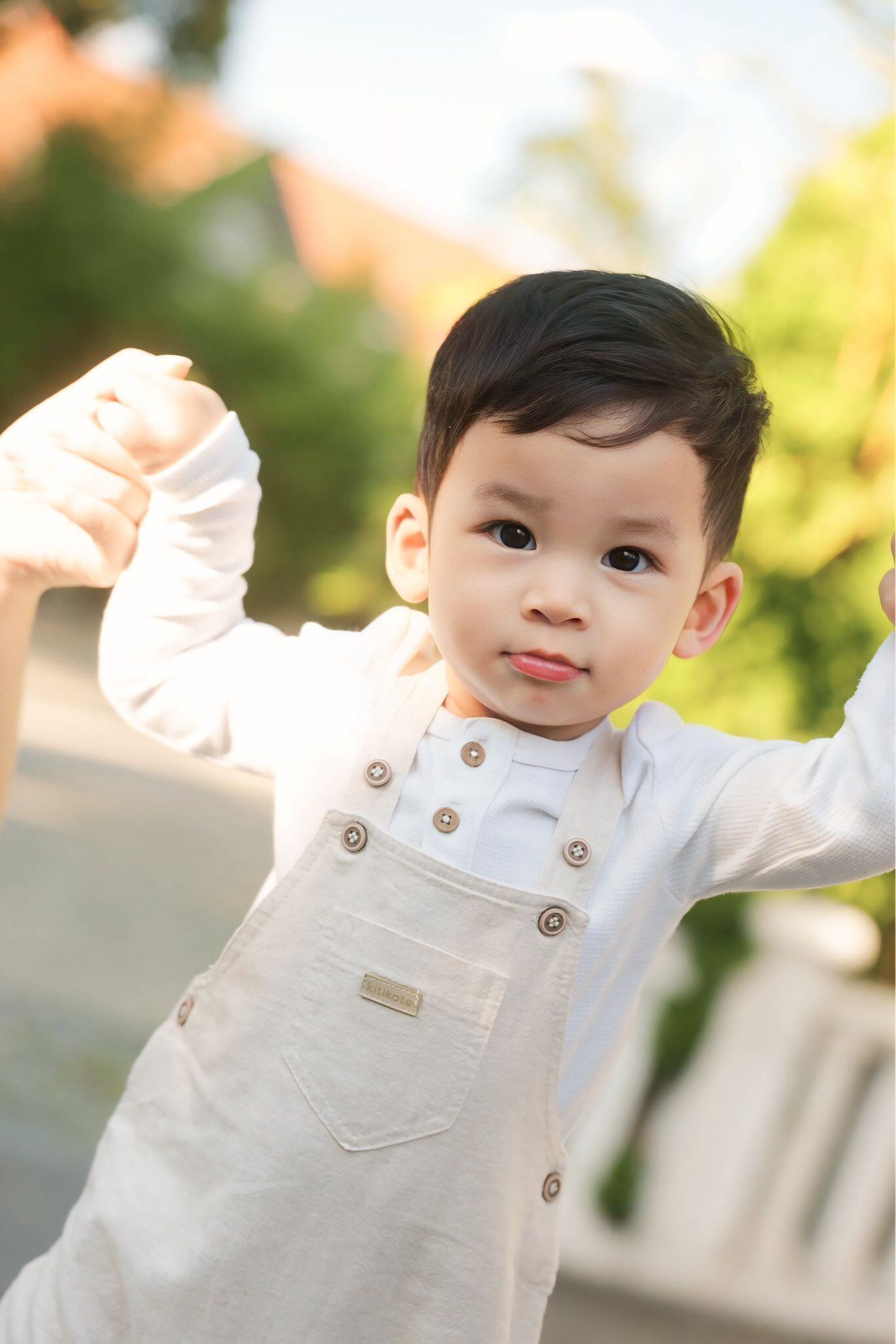 Nhóc tì 1 tuổi có gương mặt khôi ngô, kháu khỉnh.