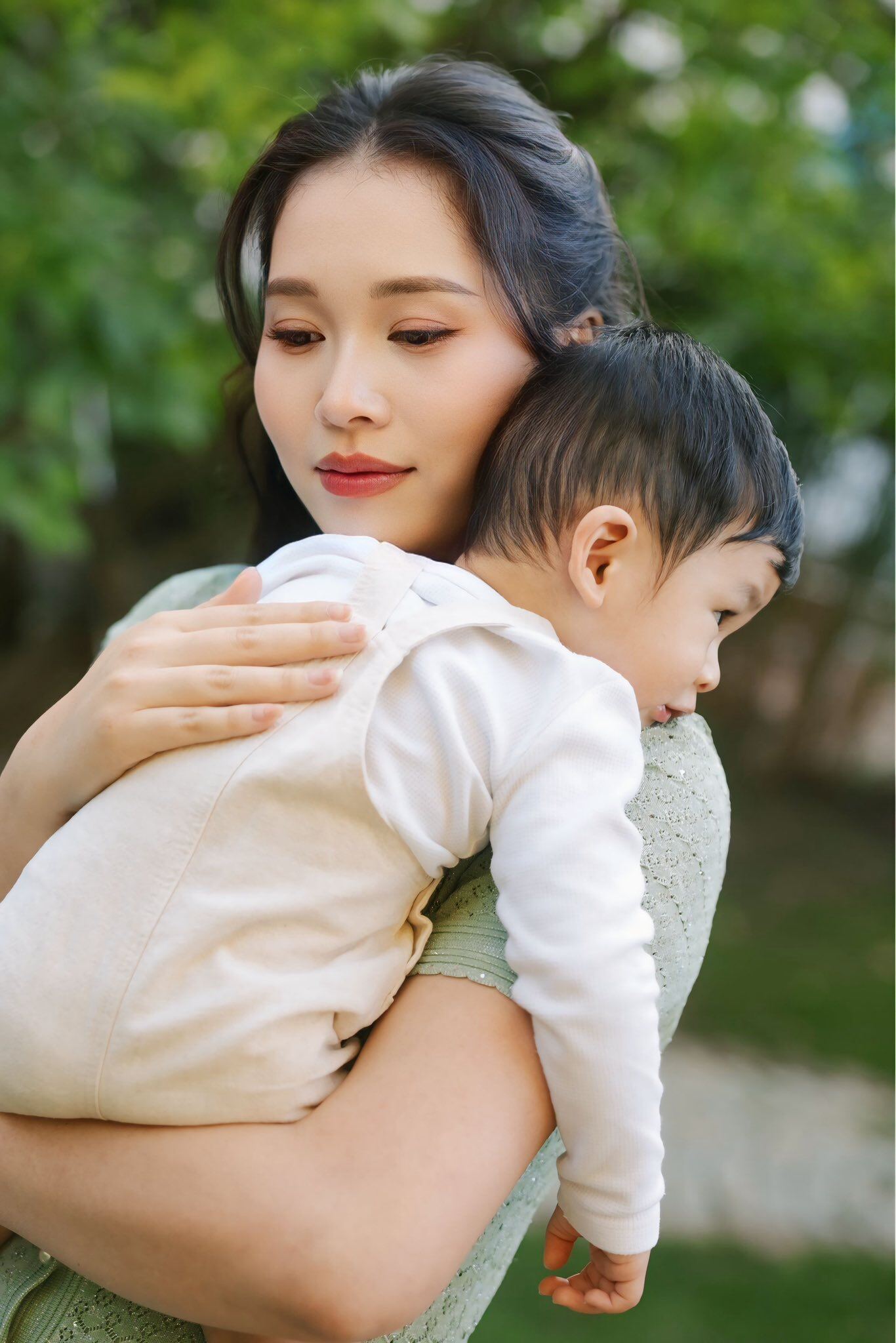 Vợ Shark Hưng và con thứ 3 - bé Rồng.
