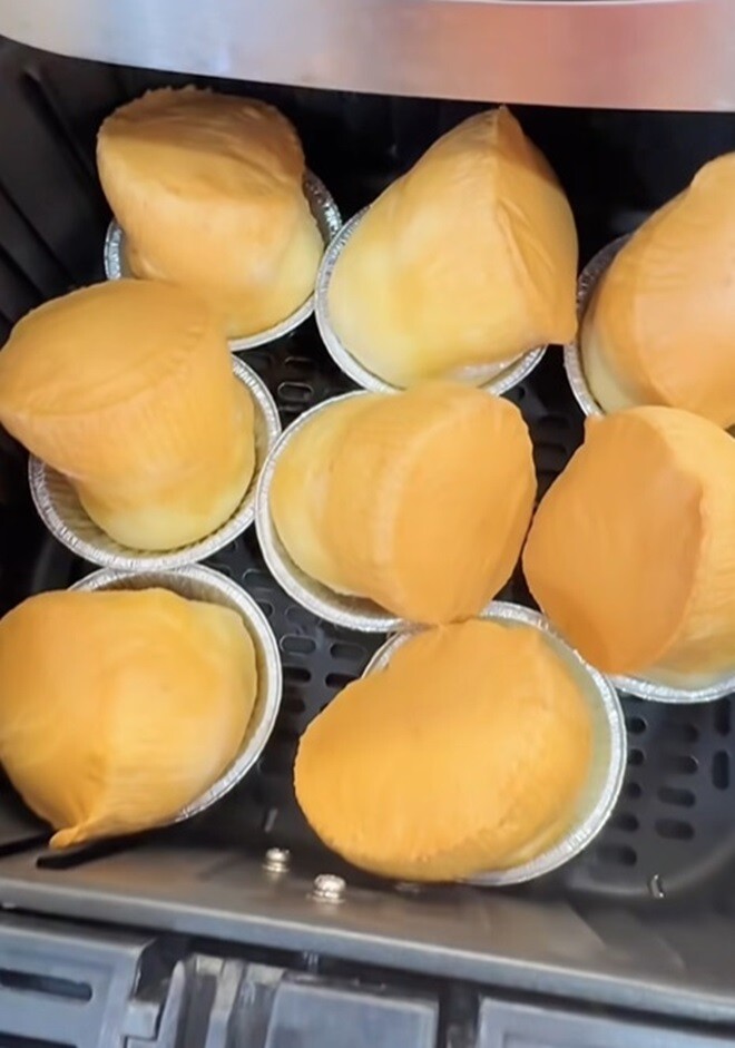Thành phẩm nở phồng, vàng ruộm trông cực kỳ bắt mắt. Bánh được nướng hoàn toàn bằng nồi chiên không dầu mà không cần đến lò nướng.