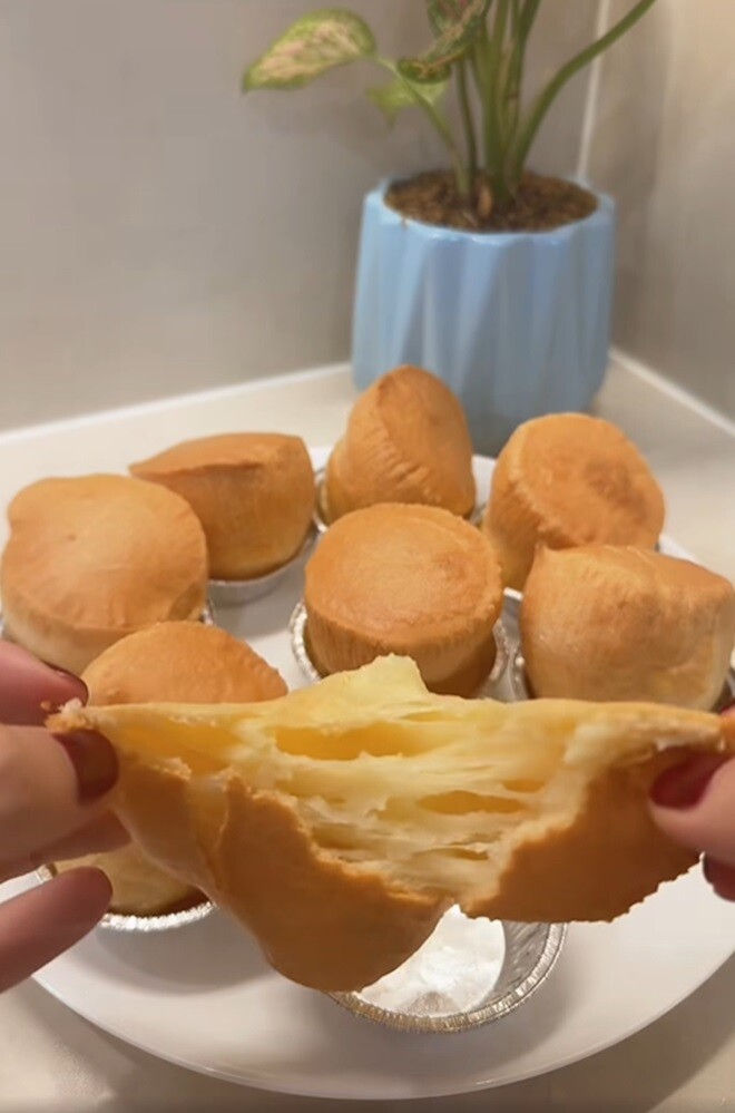Bên trong bánh mềm dẻo, thơm béo mùi phô mai, bẻ ra là thấy từng lớp bánh kéo sợi hấp dẫn. Ngọc Hà hào hứng nói: “Trời ơi, các bác nhìn thấy cái bánh phô mai dẻo này như thế nào? Em phải nói là tuyệt vời! Chấm với cả sữa đặc thì vô cùng ngon, thơm lắm!”