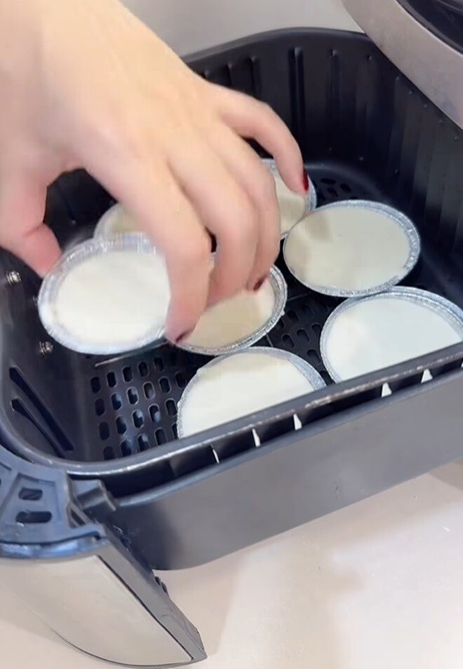 Các khuôn bánh được xếp ngay ngắn vào nồi chiên không dầu. “Nướng trong khoảng 17 phút với nhiệt độ 180 độ. Trước khi nướng nhớ làm nóng nồi trước nha các bác”, Ngọc Hà chia sẻ thêm bí quyết.