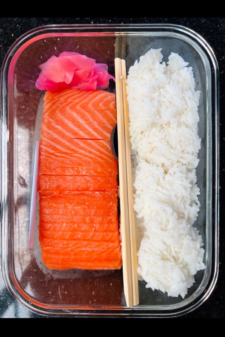 Cá hồi tươi cắt lát chuẩn sashimi ăn kèm cơm trắng và gừng hồng. Màu sắc hài hòa, cách bày biện tinh tế, hộp cơm khiến ai là fan của sashimi nhìn cũng phát thèm.