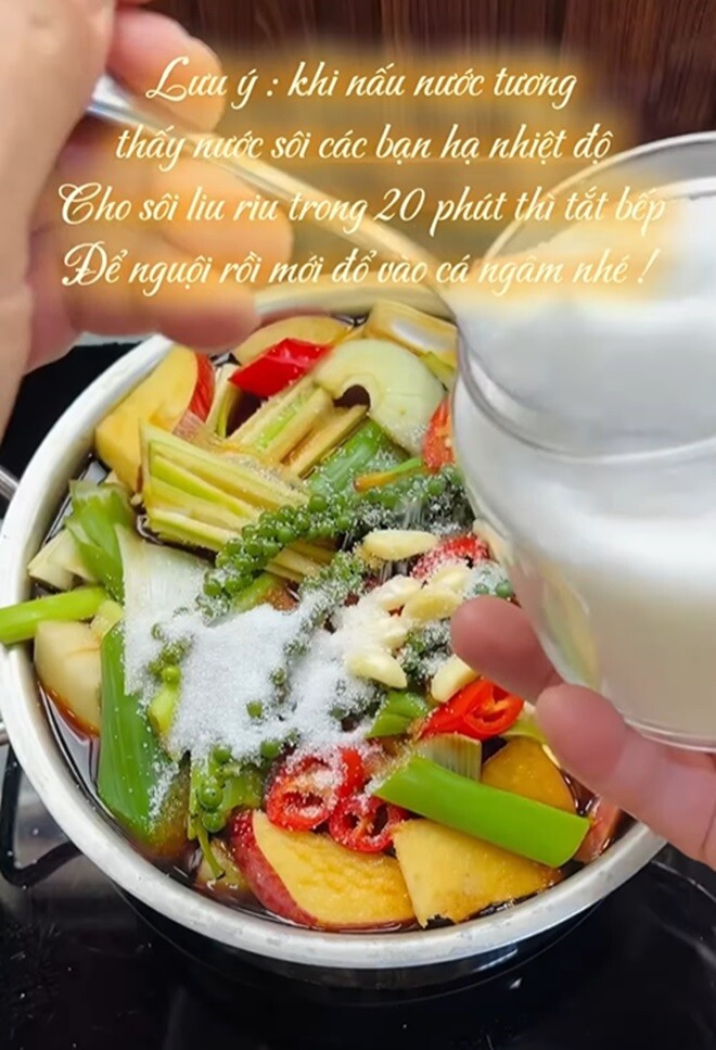 Khi nấu nước tương để ngâm cá, anh cẩn thận nhắc: “Khi nước sôi thì hạ lửa, để liu riu 20 phút rồi mới đổ vào cá đã nguội”. Nam doanh nhân tỉ mỉ đến từng bước nhỏ.