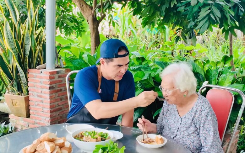 “Dũng nói phải phim ảnh là phim ảnh, còn đây mới thực là cái tình  con trai đối với mẹ mình. Tiền bạc ăn xài rồi cũng hết. Còn tình con đối với mẹ của mình là bất biến”, “Dũng rất có tài lại chịu khó và có hiếu nữa”, “Mỗi lần xem Trung Dũng vào bếp, con trai nấu cơm cho mẹ, vừa ăn cơm vừa trò chuyện… thấy thương gì đâu á. Tui rất thích đàn ông giỏi và siêng nấu ăn”, “Trung Dũng giống đầu bếp chuyên nghiệp, một người con trai tuyệt vời”, “Còn mẹ là còn hạnh phúc Dũng ơi”, “Những chiếc nồi đen, chảo đen mang giá trị, ý nghĩa hoài niệm cho khán giả xem rất nhiều. Nấu củi, than món ăn thơm ngon, có chút khói thoảng như đậm thêm dư vị cơm mẹ nấu ngày xưa. Cảm ơn Trung Dũng vẫn giữ cách nấu ăn bằng bếp củi, dù vất vả nhưng ấm áp”... là những bình luận của khán giả.