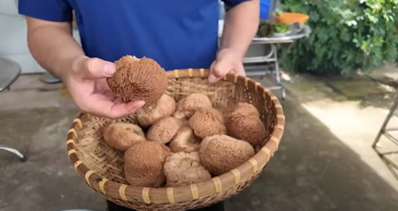 Nấm hầu thủ khô được anh mua về, ngâm vài tiếng cho nở ra, sau đó bỏ vào nước sôi luộc khoảng 20 phút cho chín, xả nước rồi bóp cho ráo, xắt miếng vừa ăn. 