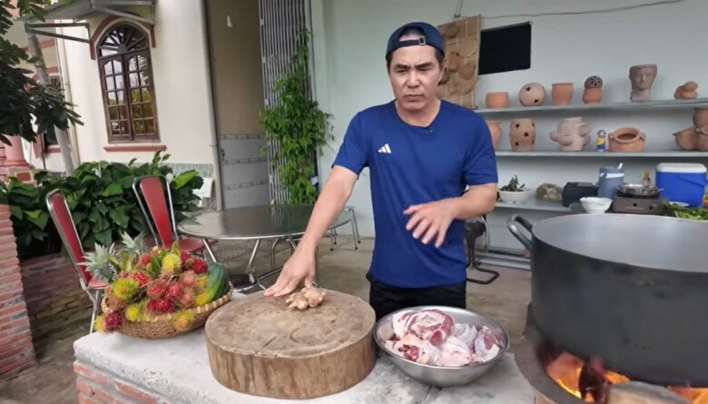 Anh mua tới 3kg nạm bò, bắp bò. Không chỉ nấu để ăn cùng mẹ, nam diễn viên tranh thủ nấu nhiều để đem về Sài Gòn.