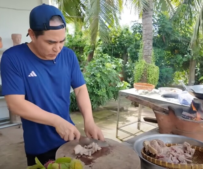 Diễn viên Trung Dũng lại trở về căn bếp thân thương ở quê nhà Vĩnh Long và thực hiện một món ăn lạ với nguyên liệu chính là nấm hầu thủ và bò.