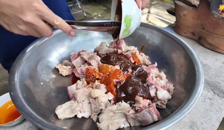 Bò được rửa sạch, luộc sơ cùng gừng sau đó lại đem rửa thêm rồi thái thành miếng. Anh ướp bò cùng sa tế tôm cùng “gia vị lạ” là tôm xay, thêm ít bột ngọt, hạt nêm, hành, tỏi bằm. Ướp khoảng 15-20 phút cho thấm.