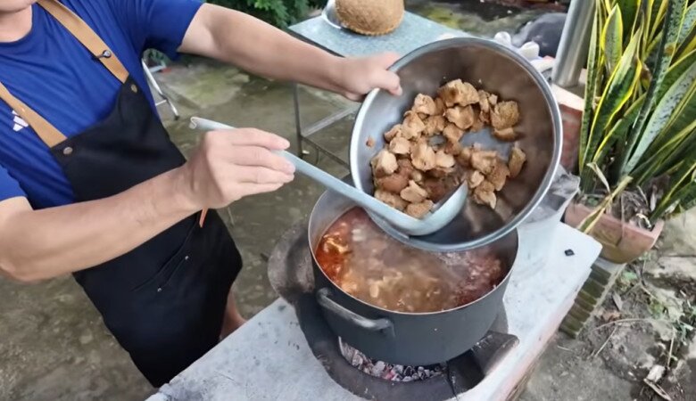 Anh đem phi tỏi và hành rồi đổ bò đã ướp vào xào săn rồi cho nước dừa (3 trái) vào nấu. Khi gần chín, anh hêm ít hạt nêm, nước mắm và chút đường rồi cho nấm vào.