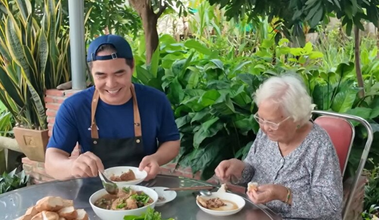 Mẹ Trung Dũng cũng rất hài lòng với món ăn của con trai. 