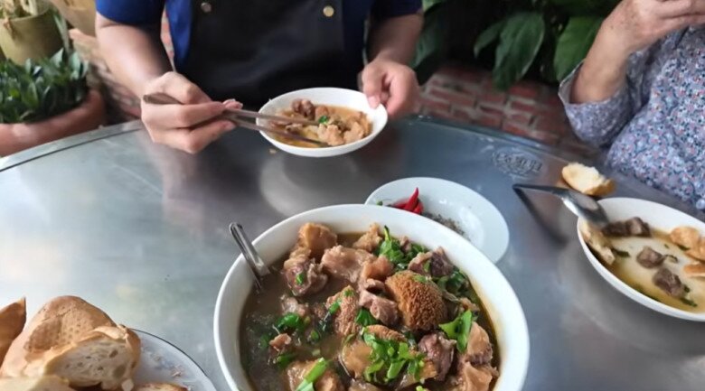 Khi món hầm chín, Trung Dũng cho thêm ngò gai. Món ăn được dọn ra ăn cùng bánh mì, rau thơm. Nam diễn viên cho biết đây là lần đầu tiên anh ăn bò hầm nấm hầu thủ và vui vẻ thưởng thức cùng mẹ.