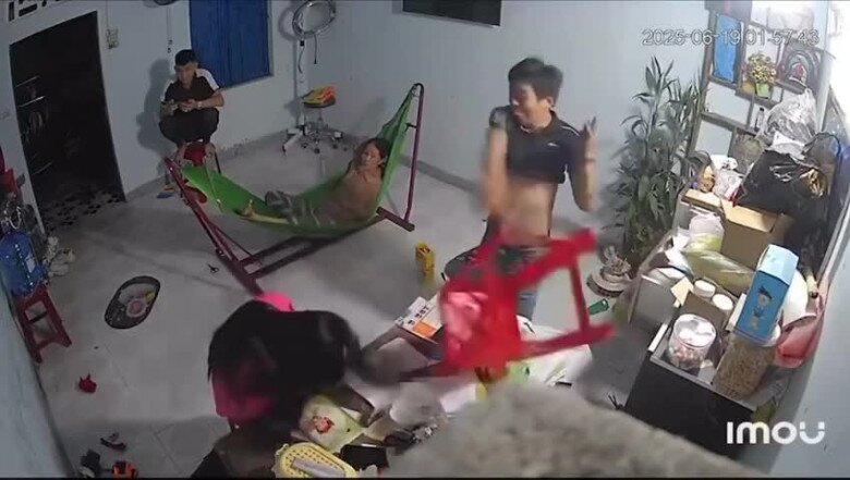 Anh trai dùng ghế đánh tới tấp vào đầu chị T.