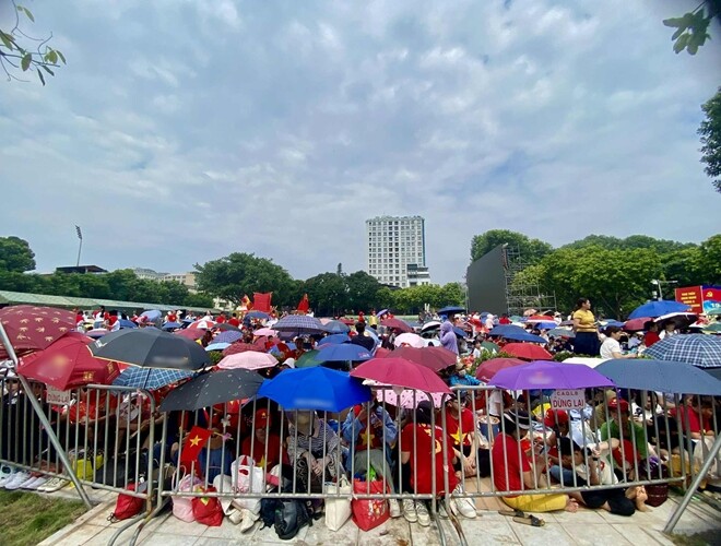 Người dân đã có mặt tại khu vực Quảng trường Ba Đình để xem tổng hợp luyện lần 2 