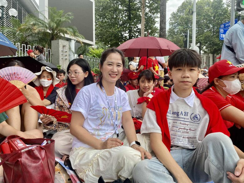 Chị Hằng cùng con cháu đi từ sáng sớm, sẵn sàng xem diễu binh