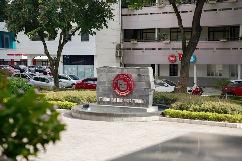 ĐH Ngoại thương có điểm chuẩn năm 2024 từ 25,25 - 28,5 điểm, cao nhất là ngành Ngôn ngữ Trung Quốc ở tổ hợp D01 (Toán, Văn, Anh). Theo sau là ba ngành Kinh doanh quốc tế, Quản trị kinh doanh, Quản trị khách sạn và Marketing với 28,1 điểm ở tổ hợp A00.

