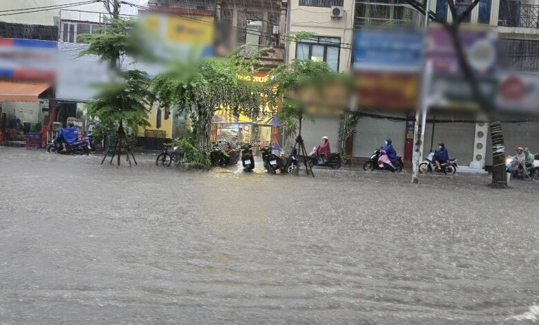 Mưa ngập hơn nửa bánh xe trên đường Khuất Duy Tiến sáng nay, giao thông không thể đi lại.