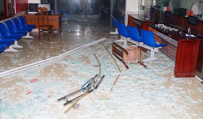 Một nhà dân bị giông lốc gây hư hại nhiều đồ đạc trong nhà