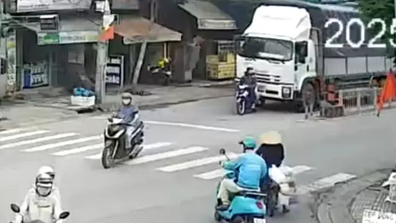 Khi bà T chuẩn bị sang đường thì bị xe tải lưu thông từ phía sau lao tới cuốn vào gầm. Ảnh cắt từ clip