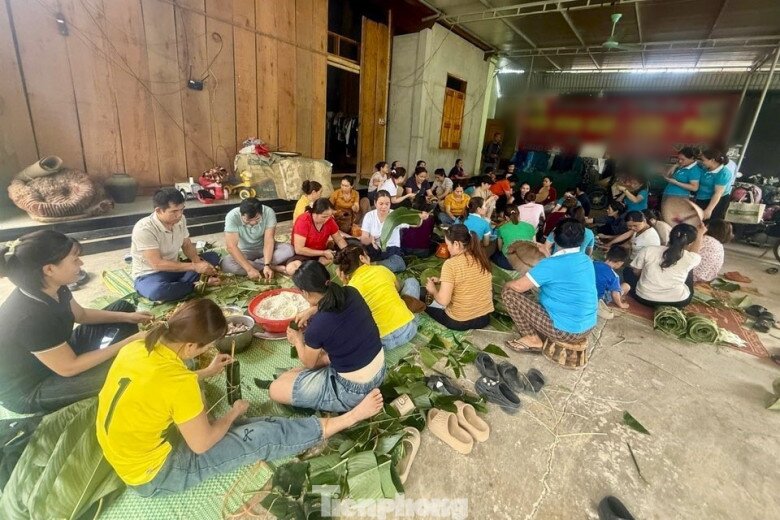 Những ngày qua, chị em phụ nữ xã Nga My, tỉnh Nghệ An đã gói và nấu hơn 1.000 chiếc bánh chưng. Cùng với đó, 2 tạ gạo, hàng chục thùng mì tôm và nước sạch cũng được chia đều vào các túi riêng biệt. Số hàng cứu trợ này đã nhanh chóng được chuyển tới các địa bàn đang bị ảnh hưởng bởi mưa lũ ở miền Tây xứ Nghệ.