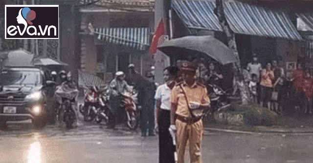 CLIP: Xúc động hình ảnh người dân cầm ô che mưa cho CSGT làm nhiệm vụ A80