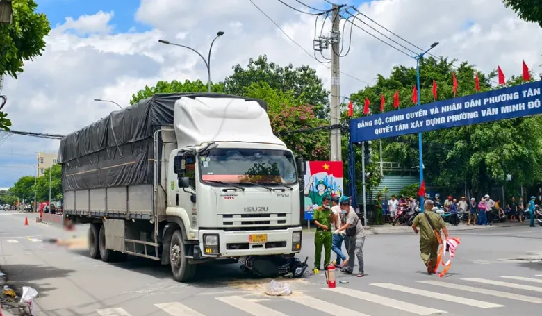 Tai nạn khiến hai mẹ con bà T tử vong tại chỗ. Ảnh: NT