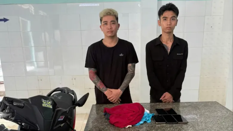 Thuận và Linh đã bị Công an TP.HCM bắt để điều tra về hành vi gây rối trật tự công cộng. Ảnh: CA