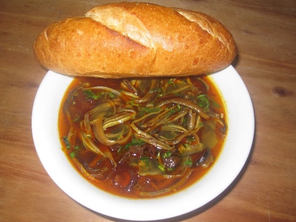 Bánh mì chấm cháo lươn là đặc sản không thể bỏ qua khi đến Nghệ An 
